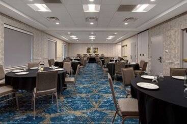 هتل Hilton Garden Inn Detroit Metro Airport