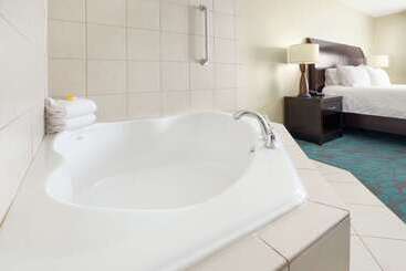 هتل Hilton Garden Inn Fargo