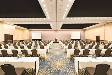 هتل Hilton Garden Inn Fargo