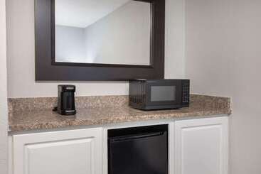 هتل La Quinta By Wyndham Atlanta Airport South