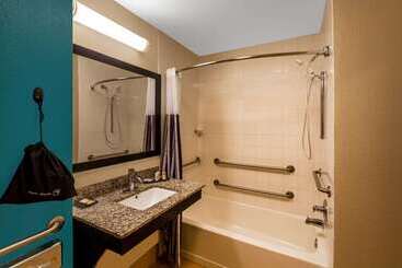 هتل La Quinta By Wyndham Midland North