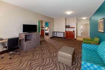 هتل La Quinta By Wyndham Midland North