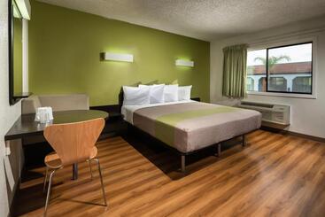 Motel 6 Canoga Park, Ca