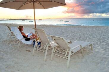 استراحتگاه The Tuscany On Grace Bay