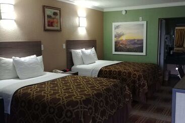 هتل Days Inn By Wyndham Houston East