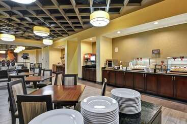 هتل Embassy Suites By Hilton Savannah Airport