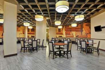 هتل Embassy Suites By Hilton Savannah Airport