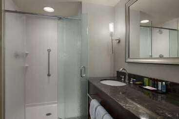 هتل Embassy Suites By Hilton Savannah Airport