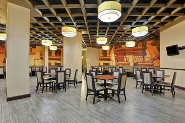 هتل Embassy Suites By Hilton Savannah Airport