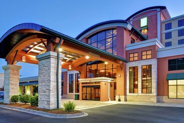 هتل Embassy Suites By Hilton Savannah Airport