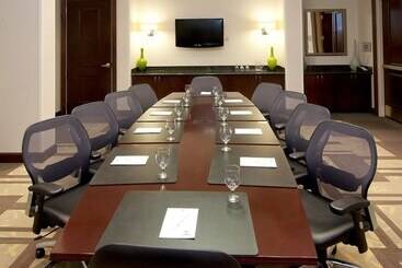 هتل Embassy Suites By Hilton Savannah Airport