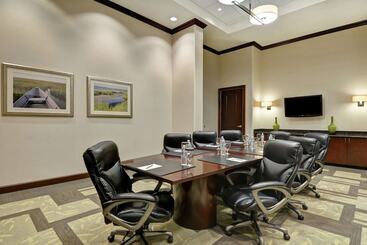 هتل Embassy Suites By Hilton Savannah Airport