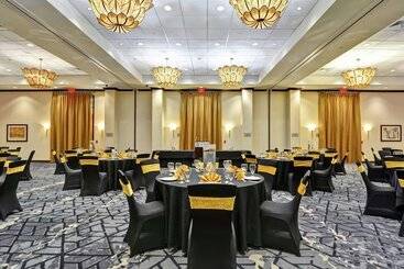 هتل Embassy Suites By Hilton Savannah Airport