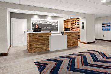 هتل Hampton Inn & Suites Fairbanks