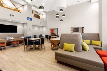 هتل Hampton Inn & Suites Fairbanks
