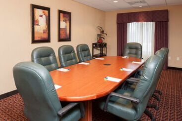 هتل Hampton Inn & Suites Grand Rapids Airport 28th St