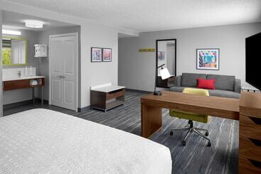 هتل Hampton Inn & Suites Grand Rapids Airport 28th St