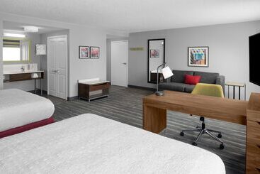 هتل Hampton Inn & Suites Grand Rapids Airport 28th St