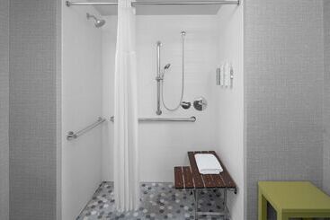 هتل Hampton Inn & Suites Grand Rapids Airport 28th St
