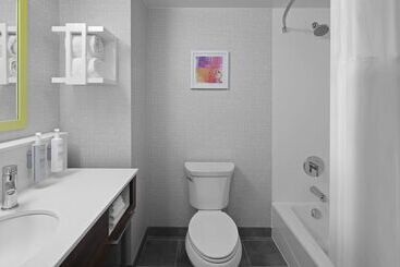 هتل Hampton Inn & Suites Grand Rapids Airport 28th St