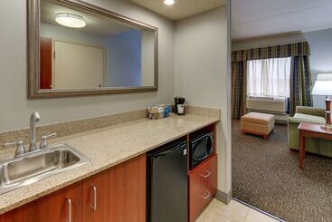 هتل Hampton Inn & Suites Indianapolis Airport