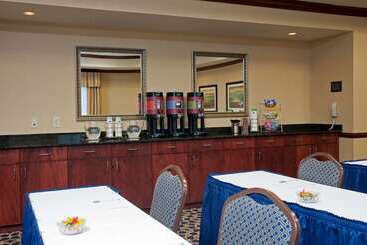 هتل Hampton Inn & Suites Indianapolis Airport