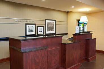 هتل Hampton Inn & Suites Indianapolis Airport