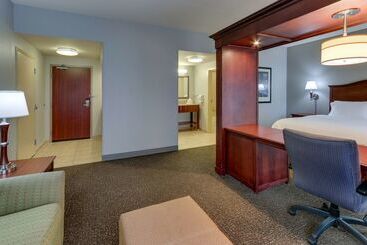 هتل Hampton Inn & Suites Indianapolis Airport