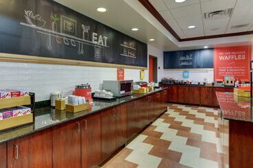 هتل Hampton Inn & Suites Indianapolis Airport