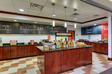 هتل Hampton Inn & Suites Indianapolis Airport