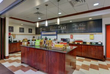 هتل Hampton Inn & Suites Indianapolis Airport