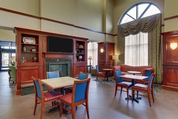 هتل Hampton Inn & Suites Indianapolis Airport