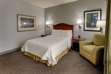 هتل Hampton Inn & Suites Indianapolis Airport