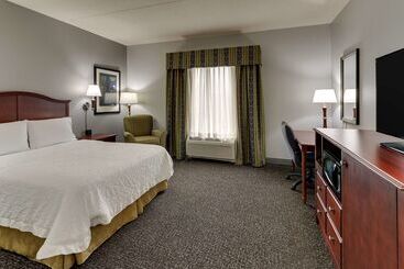 هتل Hampton Inn & Suites Indianapolis Airport