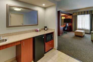 هتل Hampton Inn & Suites Indianapolis Airport