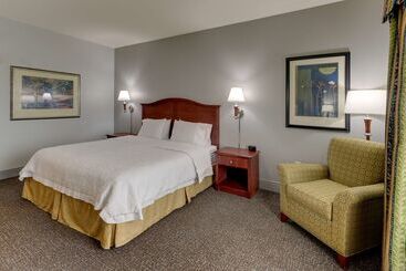 هتل Hampton Inn & Suites Indianapolis Airport