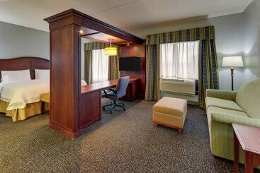 هتل Hampton Inn & Suites Indianapolis Airport