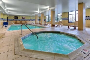 هتل Hampton Inn & Suites Indianapolis Airport
