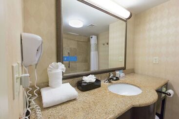 هتل Hampton Inn Suites Jacksonville Airport