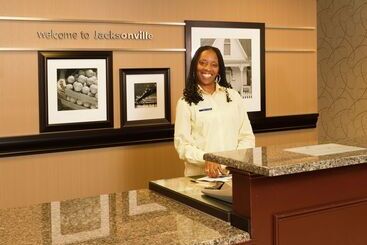 هتل Hampton Inn Suites Jacksonville Airport