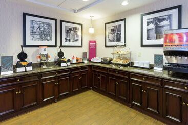 هتل Hampton Inn Suites Jacksonville Airport