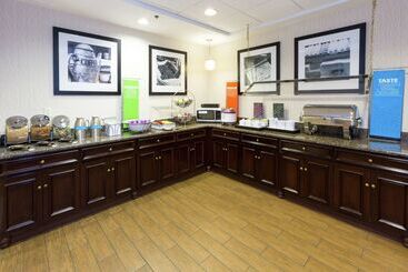 هتل Hampton Inn Suites Jacksonville Airport