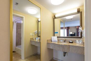 هتل Hampton Inn Suites Jacksonville Airport