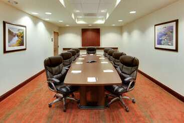 هتل Hampton Inn Garden City Long Island