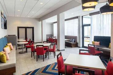 Отель Hampton Inn & Suites Parker