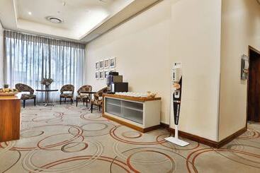 Отель Holiday Inn Johannesburg Rosebank, An Ihg
