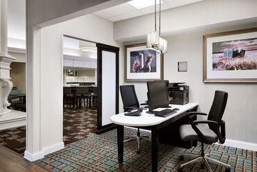 هتل Homewood Suites By Hilton Champaignurbana
