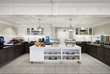 هتل Homewood Suites By Hilton Champaignurbana