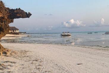 Hotel Mbuyuni Beach Village