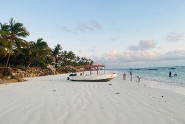 هتل Mbuyuni Beach Village